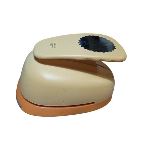 Recollections 3.5 Inc/ 8.8cm Scalloped Circle Oversize Lever Crafting Punch - Picture 2 of 6